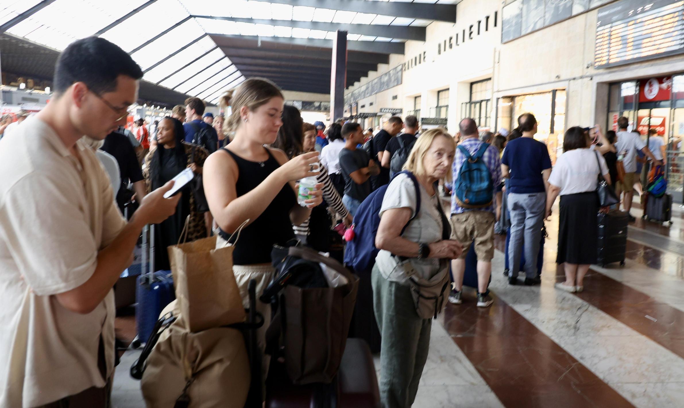 Tutti al mare, tutti in viaggio. Partenze soft dalla stazione. Giornata ’nera’ in autostrada