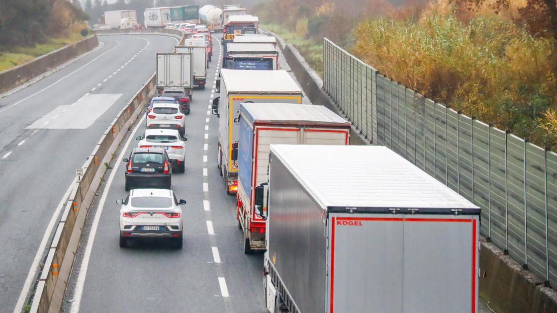 Alla guida del tir senza riposo. Il giudice annulla la sanzione