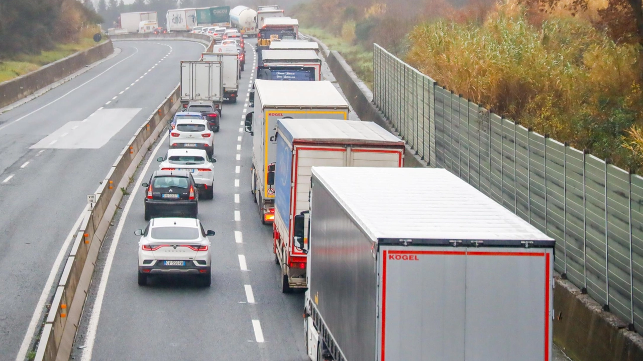 Tir in coda sull’autostrada (. foto di repertorio Tir in coda sull’autostrada (. foto di repertorio