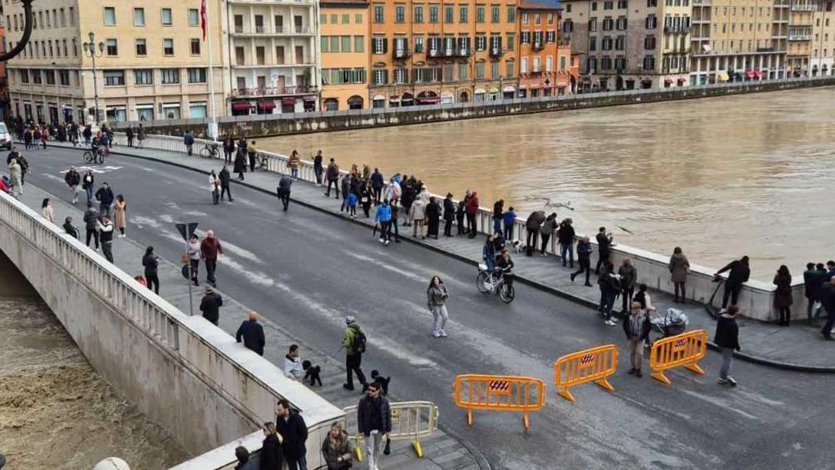 Il primo cittadino Conti ha illustrato la situazione, sottolineando il rischio delle case in golena. Dopo lunghe riflessioni, è stata deciso di far disputare la gara contro il Mantova alle 15. Il primo cittadino Conti ha illustrato la situazione, sottolineando il rischio delle case in golena. Dopo lunghe riflessioni, è stata deciso di far disputare la gara contro il Mantova alle 15.