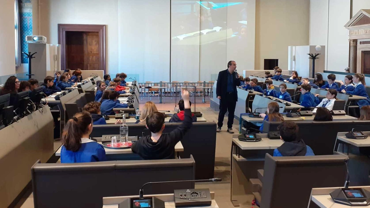 Ragazzi e ragazze durante lo svolgimento del Consiglio comunale a loro dedicato Ragazzi e ragazze durante lo svolgimento del Consiglio comunale a loro dedicato