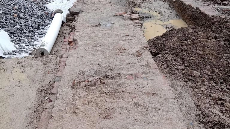 I lavori in piazza Bracci, dove c’è stato il ritrovamento più significativo: un tratto della cinta bassomedievale del castello, riportata in luce accanto ai resti della medievale Porta di Sant’Andrea lungo via Castruccio Castracani
