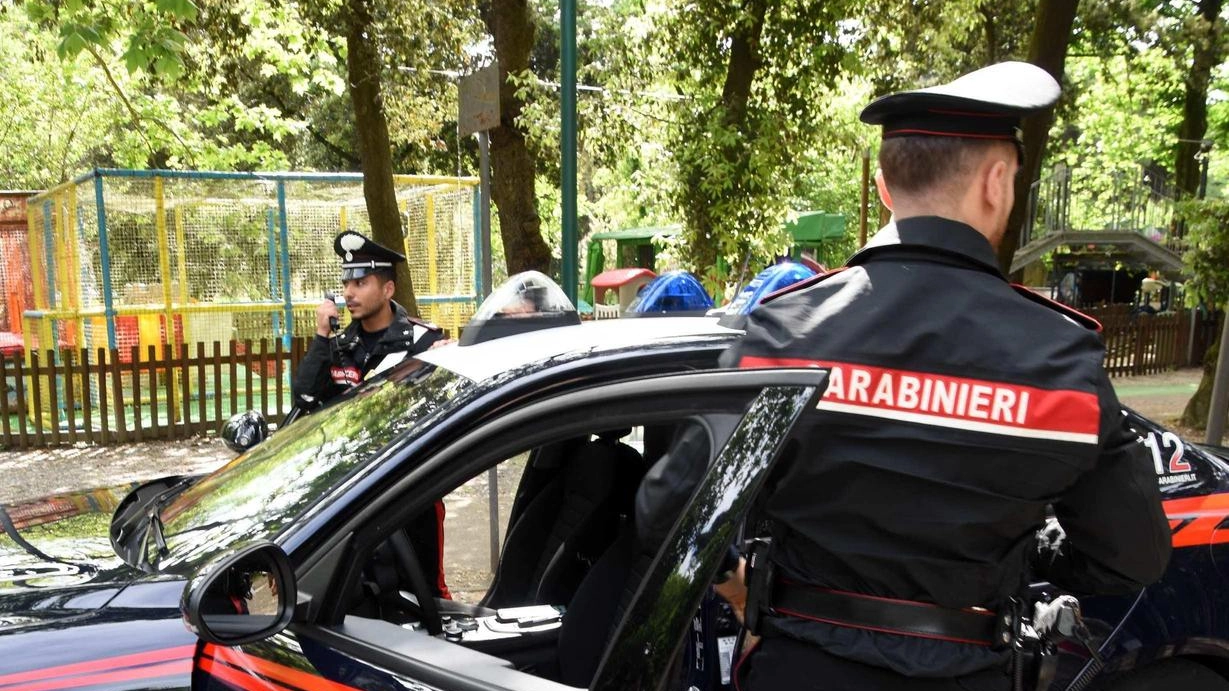 Arrestato dai carabinieri in flagranza di reato un 35enne che da settembre aveva il divieto di avvicinarsi alla donna. Nell’escalation di abusi, fra messaggi, telefonate e pedinamenti, è arrivato a bruciarle una mano con la sigaretta. Arrestato dai carabinieri in flagranza di reato un 35enne che da settembre aveva il divieto di avvicinarsi alla donna. Nell’escalation di abusi, fra messaggi, telefonate e pedinamenti, è arrivato a bruciarle una mano con la sigaretta.