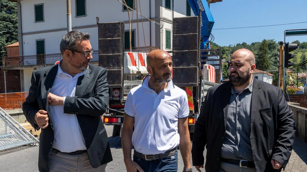 Il sindaco di Pescia Riccardo Franchi e il suo vice Luca Tridente nel giorno della chiusura del ponte di Ponte all’Abate. Lo stop alla circolazione ha creato danni alle aziende e al commercio (Goiorani) Il sindaco di Pescia Riccardo Franchi e il suo vice Luca Tridente nel giorno della chiusura del ponte di Ponte all’Abate. Lo stop alla circolazione ha creato danni alle aziende e al commercio (Goiorani)