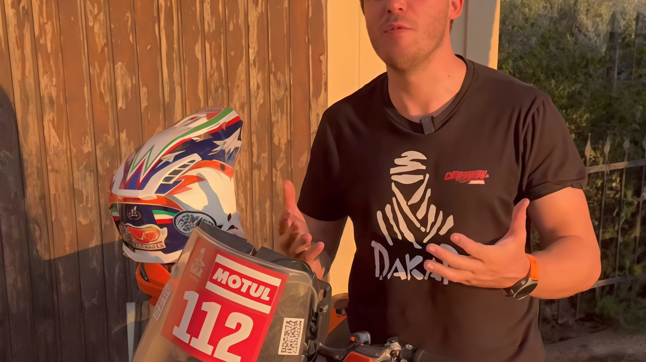 Giole. dà l’annuncio via social per la vendita della suo moto e del casco. del padre Giole. dà l’annuncio via social per la vendita della suo moto e del casco. del padre