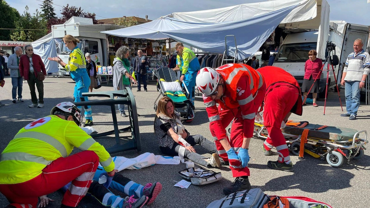 Due immagini della grande esercitazione di protezione civile che è stata promossa dalla Misericordia di Montepulciano nel fine settimana Due immagini della grande esercitazione di protezione civile che è stata promossa dalla Misericordia di Montepulciano nel fine settimana