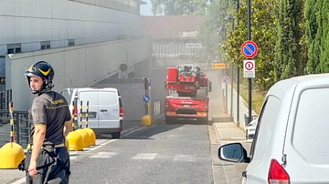 Incendio nel centro commerciale a Sesto Fiorentino. Evacuato l’edificio, salvati due operai