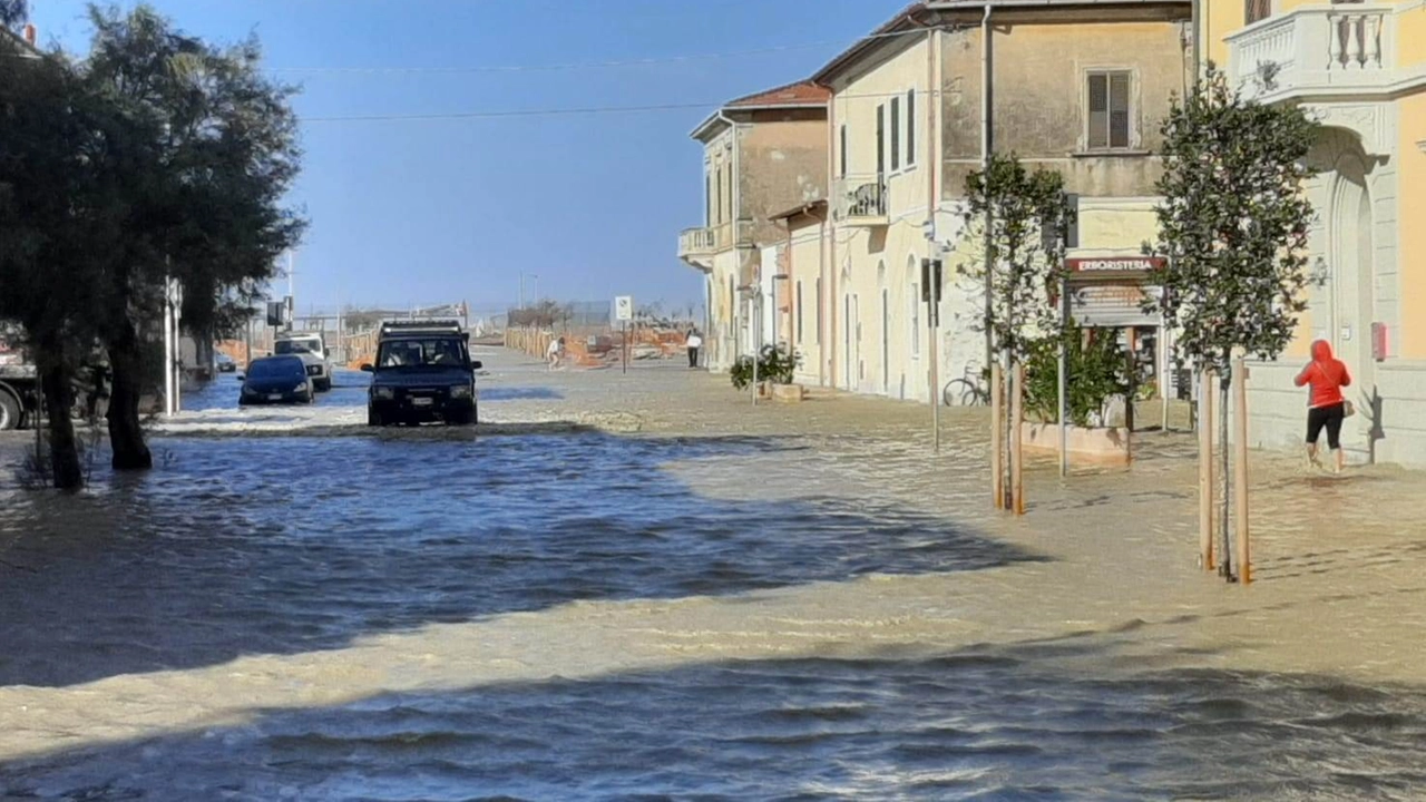 Una violenta mareggiata che ha colpito Marina di Pisa Una violenta mareggiata che ha colpito Marina di Pisa