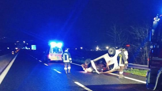 L’auto ribaltata sul raccordo Perugia-Bettolle dopo l’impatto con il cinghiale La donna alla guida è stata soccorsa e portata in ospedale