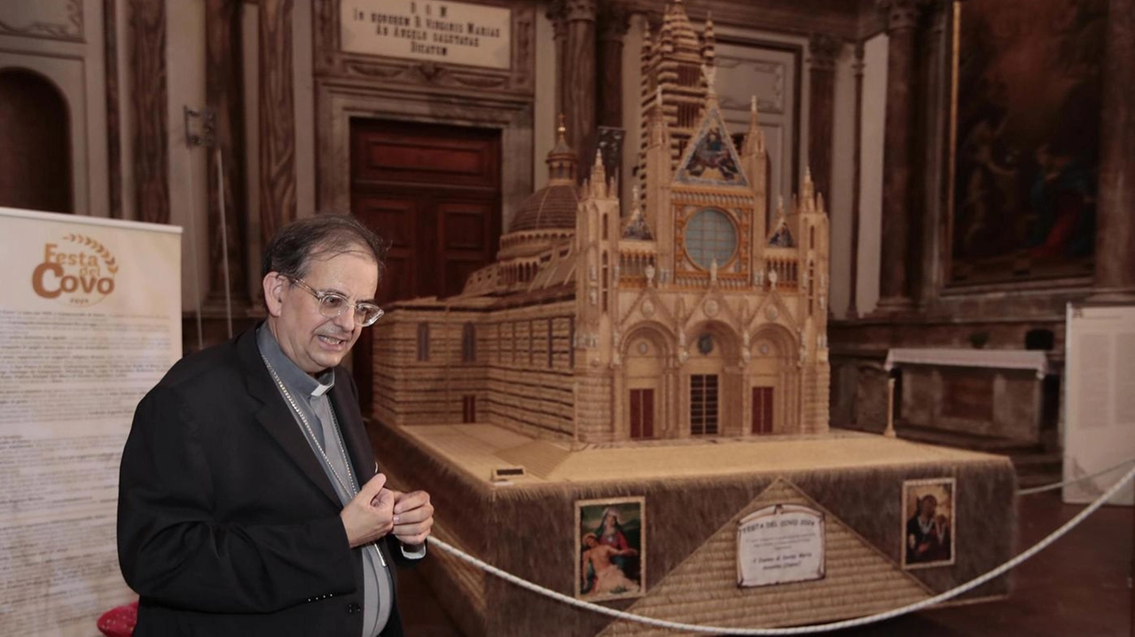 Il cardinale Lojudice e l’opera d’arte da 20 quintali. "Siamo fieri per il gesto" Il cardinale Lojudice e l’opera d’arte da 20 quintali. "Siamo fieri per il gesto"