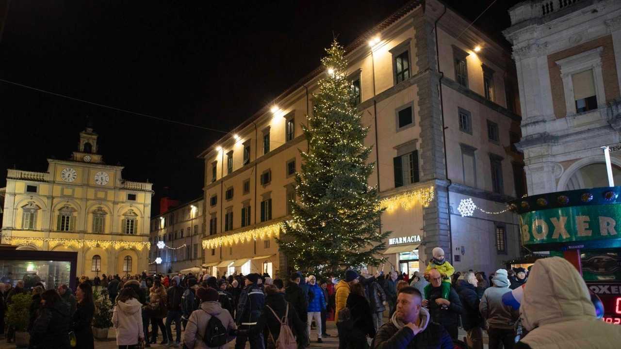 Il centro storico di Città di Castello già vestito a festa per il Natale. Ma il calendario è ricco in tutto l’Altotevere Il centro storico di Città di Castello già vestito a festa per il Natale. Ma il calendario è ricco in tutto l’Altotevere