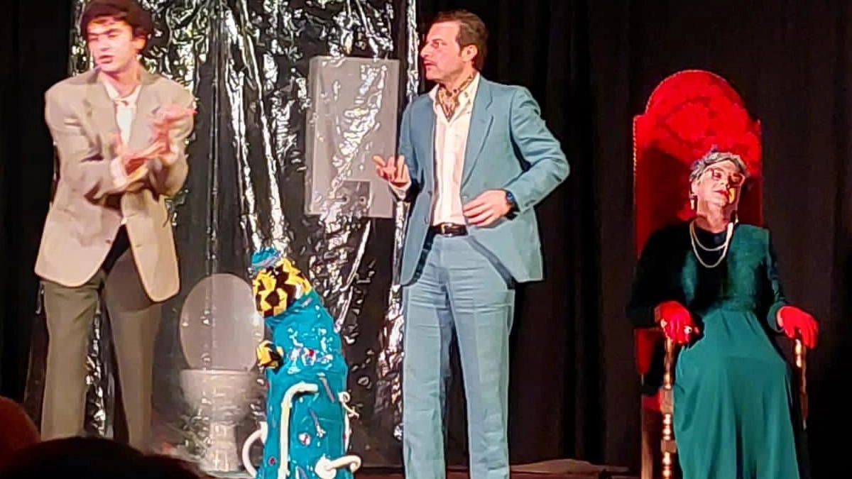 Una scena de “L’imbuto cosmico”, commedia che animerà il teatro Aurora di Fibbiana l’ultimo dell’anno Una scena de “L’imbuto cosmico”, commedia che animerà il teatro Aurora di Fibbiana l’ultimo dell’anno