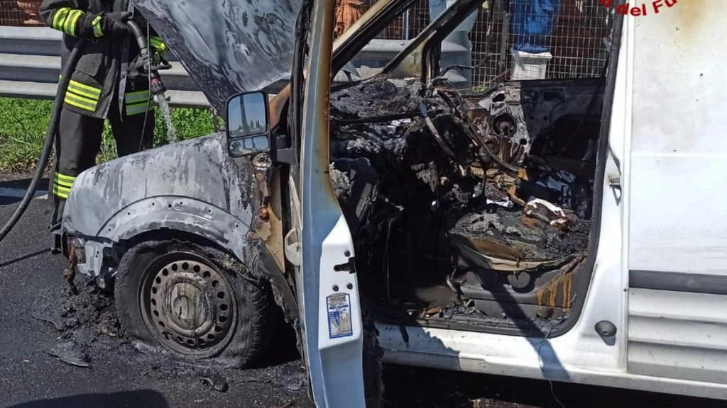 Incendio in auto e incidente in autostrada a Montecatini Terme: vigili del fuoco intervengono prontamente. Conducente ileso, bambino di 5 mesi ricoverato per accertamenti.