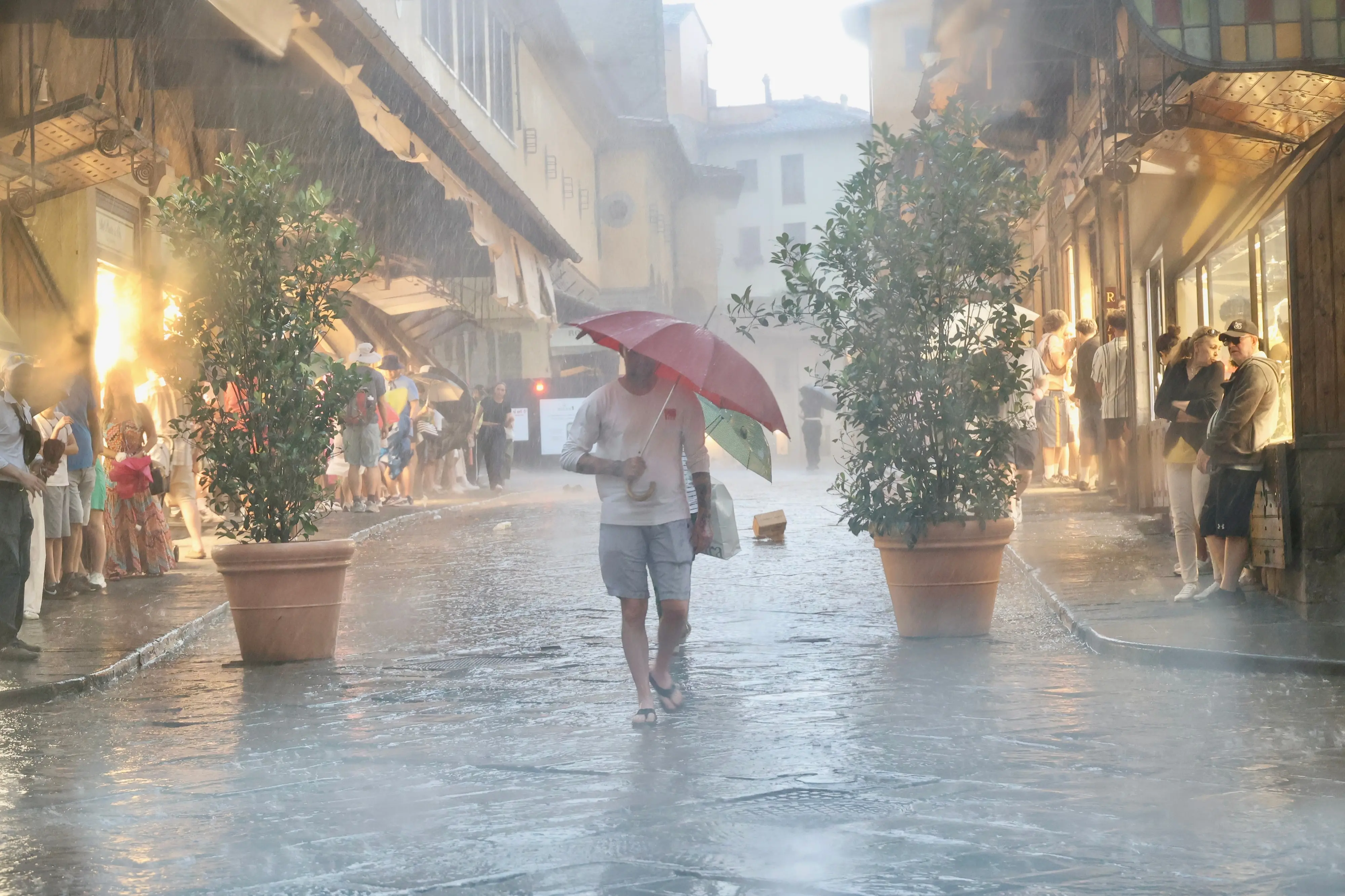 Luglio pazzo, a Firenze la stazione meteo segna 17 gradi