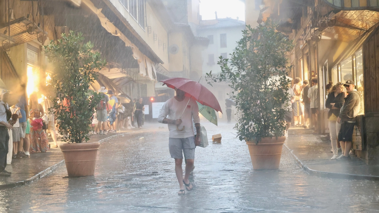 Temporale estivo turisti sotto l’acqua in centro a Firenze (Foto Gianluca Moggi/ NewPressPhoto)