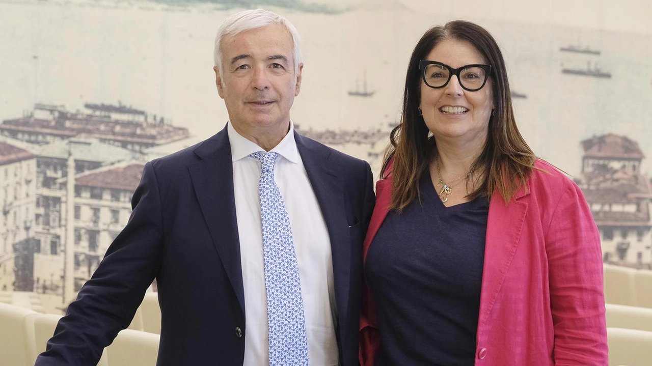 Il commissario dell’Autorità portuale di Spezia e Marina di Carrara. Bruno Pisano con la segretaria Federica Montaresi. Ieri si è presenato nella sede spezzina dell’Autorità di sistema Il commissario dell’Autorità portuale di Spezia e Marina di Carrara. Bruno Pisano con la segretaria Federica Montaresi. Ieri si è presenato nella sede spezzina dell’Autorità di sistema