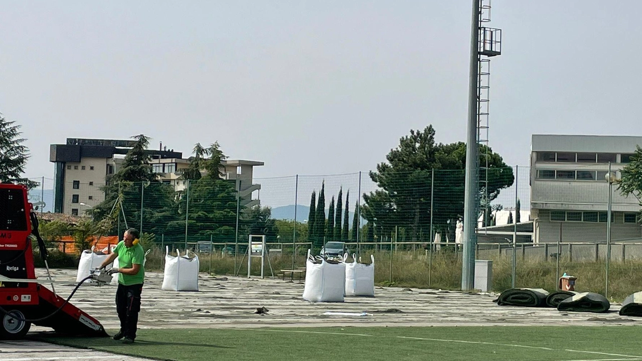 L’erba sintetica dell’antistadio biturgense durante le operazioni di rimozione effettuate nei mesi scorsi L’erba sintetica dell’antistadio biturgense durante le operazioni di rimozione effettuate nei mesi scorsi