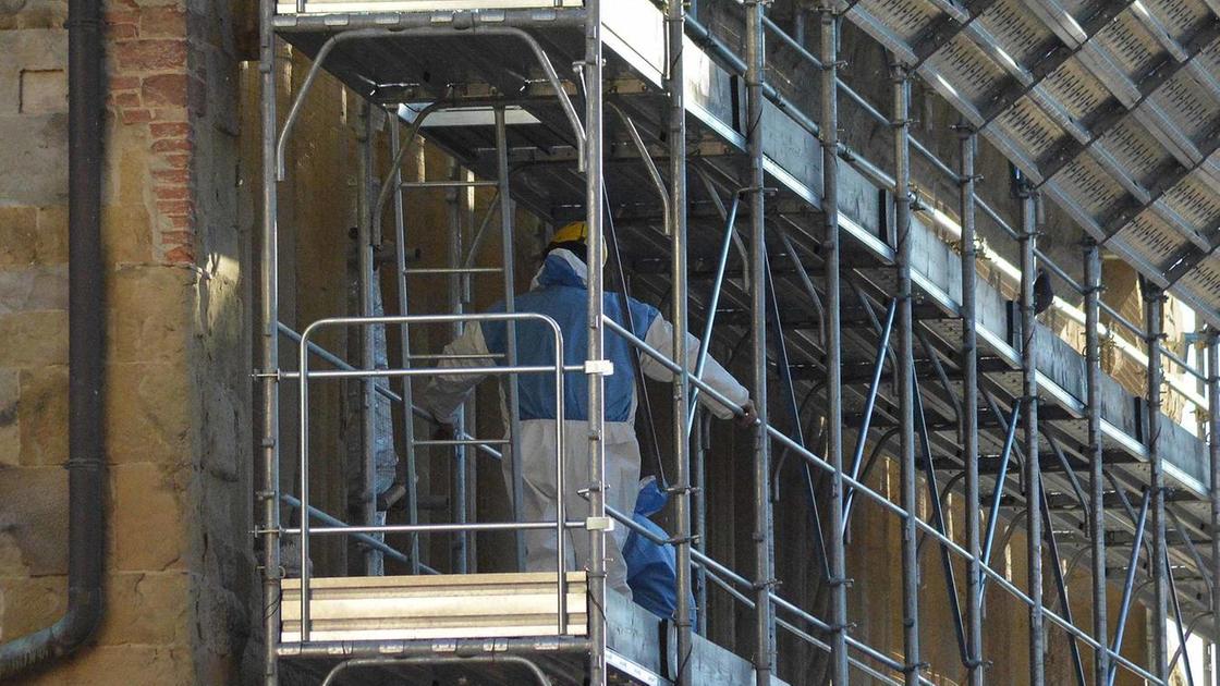 Pieve, una nuova luce sul monumento. Lavori no stop anche tutto agosto. Ma i ritardi riguardano il campanile Pieve, una nuova luce sul monumento. Lavori no stop anche tutto agosto. Ma i ritardi riguardano il campanile