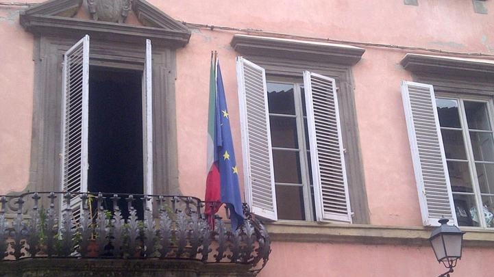 Un lettore ci segnala il degrado sulle facciate degli uffici pubblici Un lettore ci segnala il degrado sulle facciate degli uffici pubblici