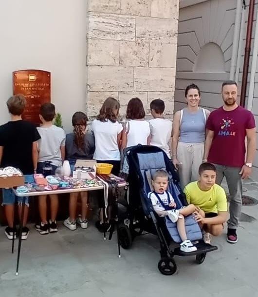 https://www.lanazione.it/image-service/view/acePublic/alias/contentid/ZTg5ZDljYmItMDQ1MC00/0/tutti-insieme-per-il-piccolo-riccardo-ricavati-ottocento-euro-grazie-al-mercatino-dei-ragazzi.jpeg?f=1.91:1&w=1200