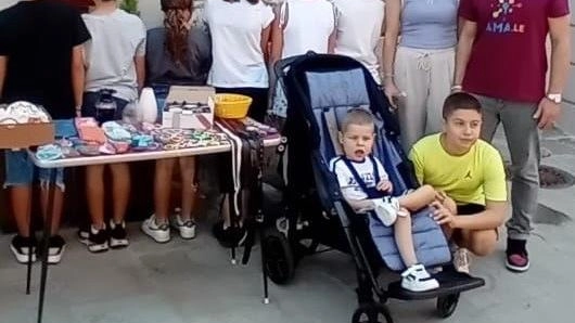 A destra i genitori del piccolo Riccardo, Ilaria e Matteo, che hanno ringraziato sentitamente i bambini che hanno organizzato il mercatino per ricavare una cifra da donare a un bambino che deve affrontare molte cure A destra i genitori del piccolo Riccardo, Ilaria e Matteo, che hanno ringraziato sentitamente i bambini che hanno organizzato il mercatino per ricavare una cifra da donare a un bambino che deve affrontare molte cure
