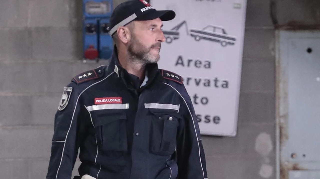 Singolare incidente avvenuto la sera del 31 ottobre a Siena, verso le 21.30. Protagonista un bus di Autolinee toscane, la... Singolare incidente avvenuto la sera del 31 ottobre a Siena, verso le 21.30. Protagonista un bus di Autolinee toscane, la...