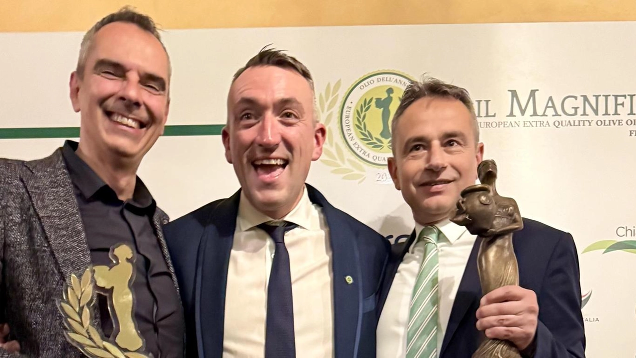 Giorgio Franci, primo a sinistra, con il prestigioso premio. ’Menvra d’Oro’