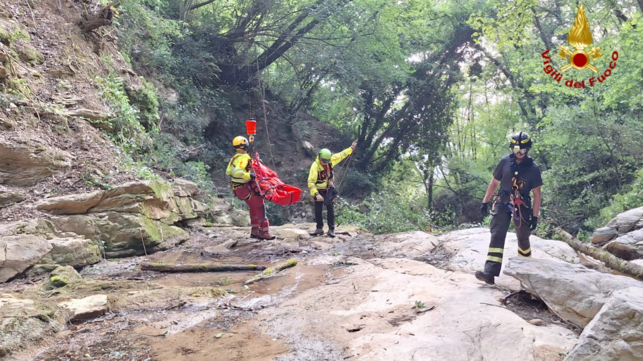 Il ragazzo è stato recuperato dall'elisoccorso Pegaso e portato in ospedale (foto vigili del fuoco) Il ragazzo è stato recuperato dall'elisoccorso Pegaso e portato in ospedale (foto vigili del fuoco)