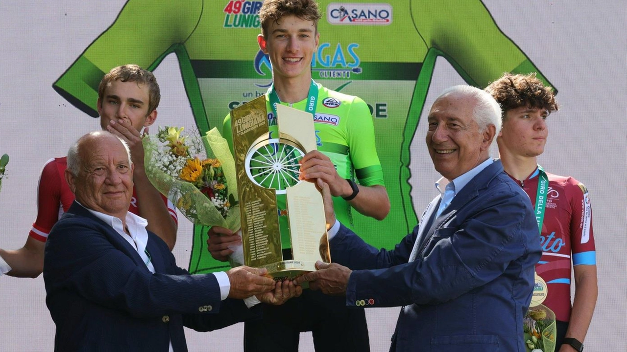 La premiazione del vincitore e dei primi classificati tenuta da Lucio Petacchi e Aldo Sammartano foto Ptzphotolab. ); a sinistra. l’arrivo di Johan Blanc