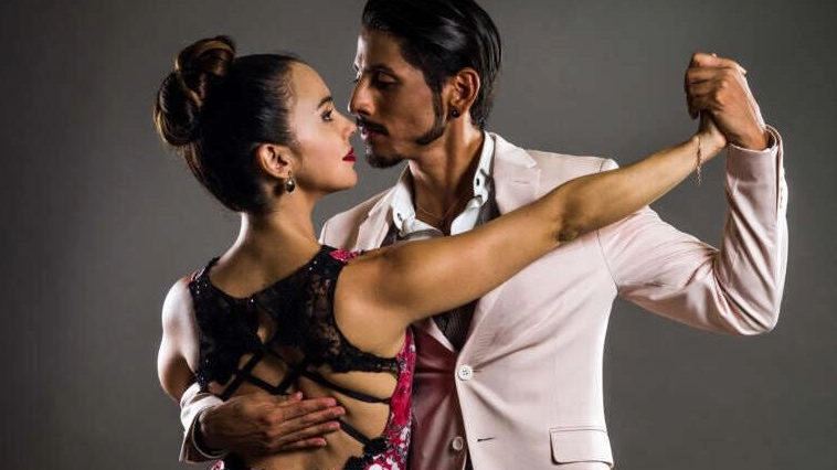 L'edizione 2024 di 'Palcoscenici Stellati' a Massa presenta una varietà di proposte musicali, tra cui il concerto di Tango Spleen a Villa Cuturi. L'Ensemble, fondato da Mariano Speranza, offre un viaggio nel mondo del tango con un repertorio ricco e coinvolgente. L'edizione 2024 di 'Palcoscenici Stellati' a Massa presenta una varietà di proposte musicali, tra cui il concerto di Tango Spleen a Villa Cuturi. L'Ensemble, fondato da Mariano Speranza, offre un viaggio nel mondo del tango con un repertorio ricco e coinvolgente.