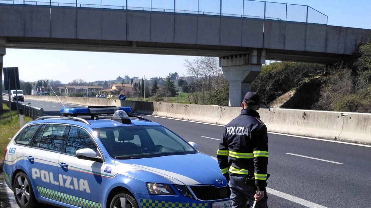 Un pattuglia della polizia stradale nel tratto aretino dell’Autostrada del Sole Un pattuglia della polizia stradale nel tratto aretino dell’Autostrada del Sole