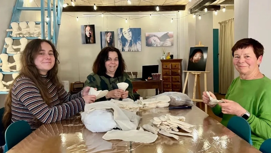 Nella foto, scattata da Cinzia Donati, Ginevra Barghetti, Simona Lippi e Paola Croce con le ’Rim-bambole’