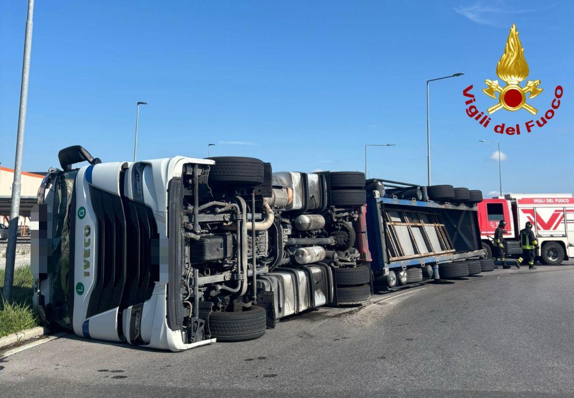 Camion si ribalta, paura in strada: conducente ferito, traffico in tilt Camion si ribalta, paura in strada: conducente ferito, traffico in tilt