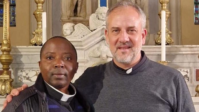 Licciana Nardi, don Innocenzo Gasigwa eseguirà l’Exultat. La goia del parroco
