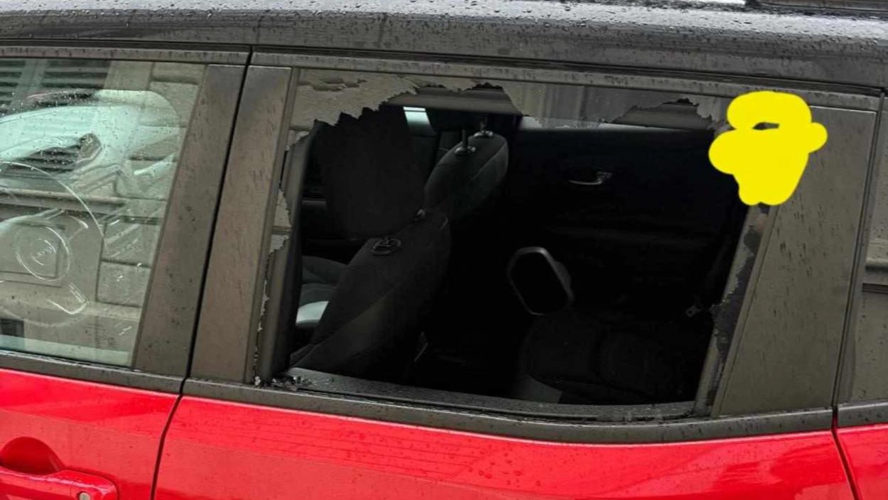 L'ennesima auto vandalizzata per racimolare pochi spiccioli L'ennesima auto vandalizzata per racimolare pochi spiccioli