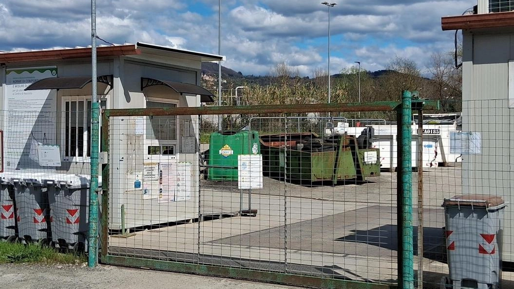 Il centro di raccolta rifiuti di Follo, situato in via Greti di Durasca. Sabato pomeriggio, dopo l’aggressione, il centro è stato chiuso da Acam Ambiente: riaprirà regolarmente questa mattina, con il consueto orario dalle 8 alle 13.