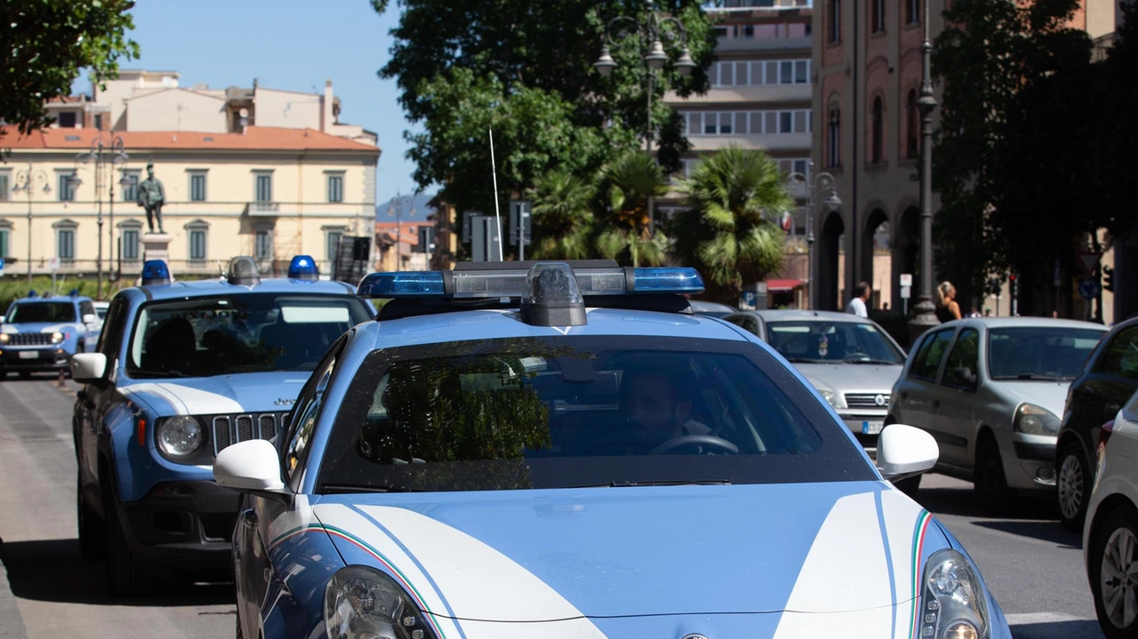 La polizia in azione a Pisa (foto d’archivio Valtriani) La polizia in azione a Pisa (foto d’archivio Valtriani)