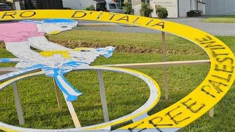 La scritta Free Palestine fatta con vernice spray sopra l’opera di Davini per Pantani La scritta Free Palestine fatta con vernice spray sopra l’opera di Davini per Pantani