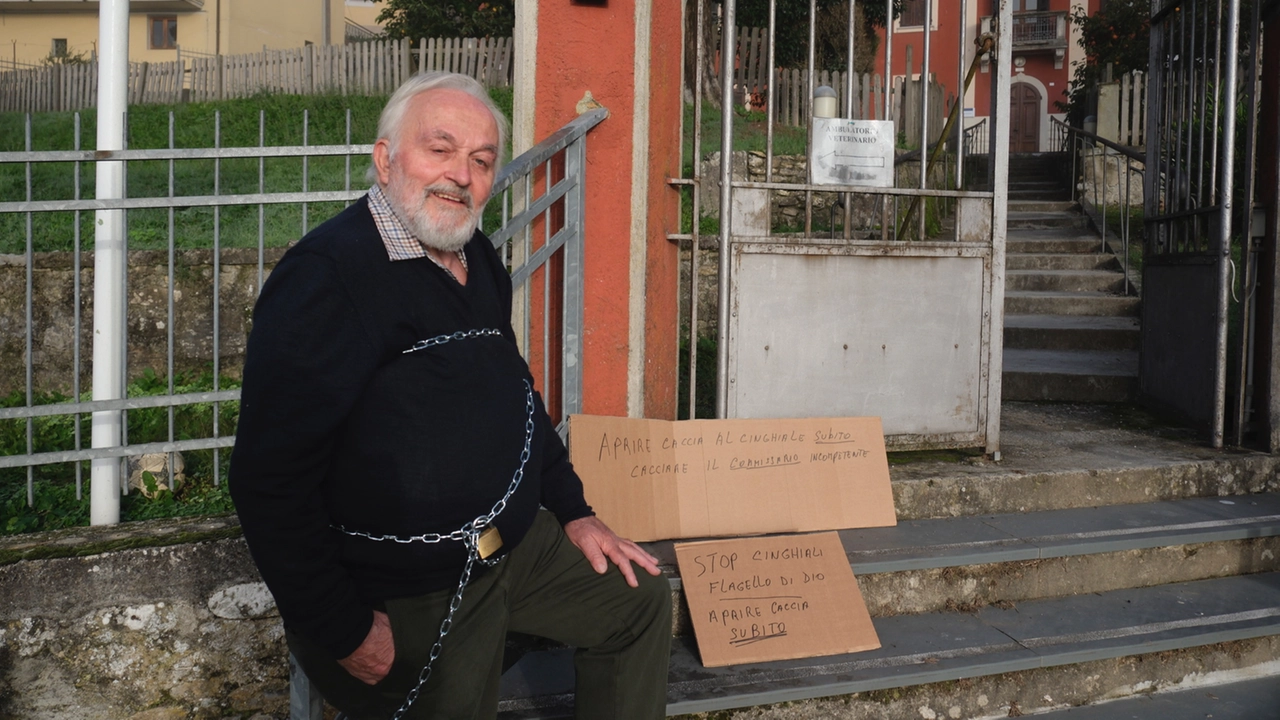 Mario Maffei incatenato all’ingresso Distretto Asl a Licciana (foto Pasquali) Mario Maffei incatenato all’ingresso Distretto Asl a Licciana (foto Pasquali)