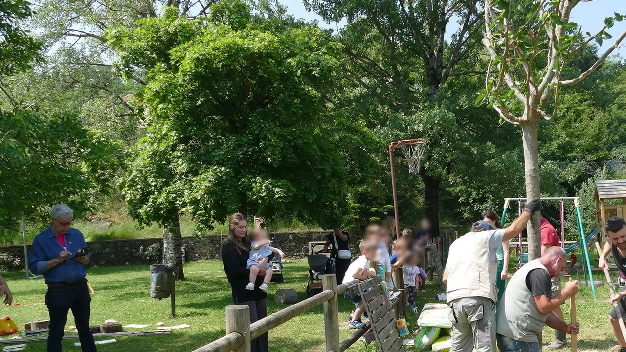 Il momento in cui i volontari del paese hanno piantato il gelso dedicato a tutti i nonni in ricordo di Giuliano. Magnanelli Il momento in cui i volontari del paese hanno piantato il gelso dedicato a tutti i nonni in ricordo di Giuliano. Magnanelli