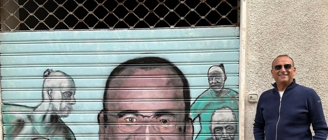 Su una saracinesca di Livorno spunta un murales dedicato a Carlo Conti