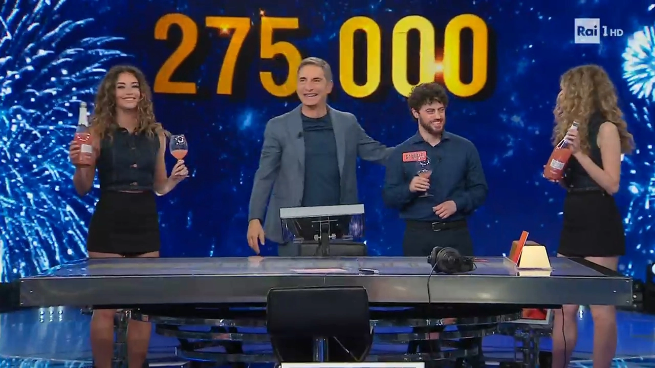 Gabriele Paolini festeggia con Marco Liorni dopo la vincita