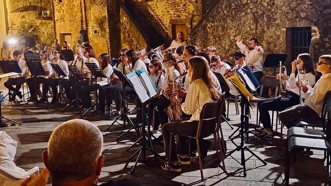 L'Ensemble Le Musiche di Simone Bernardini si esibisce nei borghi con brani classici. Musicisti italiani e stranieri si esibiscono a Bagnone e Treschietto. L'Ensemble Le Musiche di Simone Bernardini si esibisce nei borghi con brani classici. Musicisti italiani e stranieri si esibiscono a Bagnone e Treschietto.