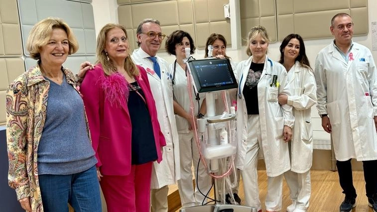 Il momento della consegna dell’ecografo da parte di «Insieme in Rosa» Il momento della consegna dell’ecografo da parte di «Insieme in Rosa»