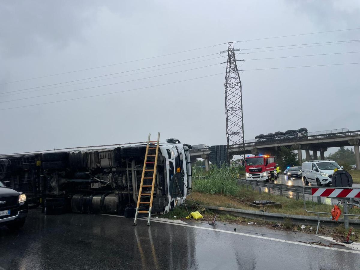 Maltempo e incidenti: camion si ribalta, coinvolte due auto. Paura all’uscita della FiPiLi Maltempo e incidenti: camion si ribalta, coinvolte due auto. Paura all’uscita della FiPiLi