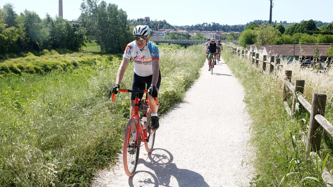 Sono praticamente conclusi i lavori di realizzazione di un ulteriore lotto della ciclovia dell’Arno, nel tratto valdarnese. Siamo nel comune di Montevarchi e il percorso consente di collegare la zona dell’Acquaborra e l’area dell’ospedale Sono praticamente conclusi i lavori di realizzazione di un ulteriore lotto della ciclovia dell’Arno, nel tratto valdarnese. Siamo nel comune di Montevarchi e il percorso consente di collegare la zona dell’Acquaborra e l’area dell’ospedale