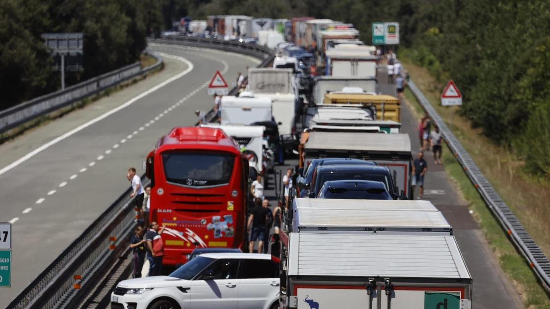 L’A12 trappola infernale. Tutti bloccati sotto il sole. E c’è chi apre l’ombrellone