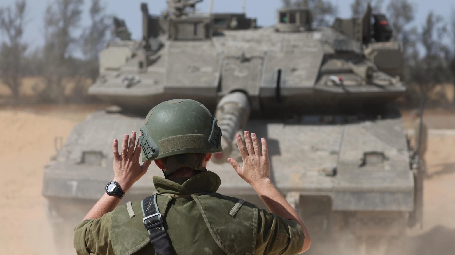 L’Idf ha dato avvio al trasferimento di 100.000 palestinesi. In migliaia lasciano Rafah est. “Bombardati due quartieri”. Appello Anp agli Usa perché impediscano “il massacro”. Telefonata tra Biden e il premier israeliano