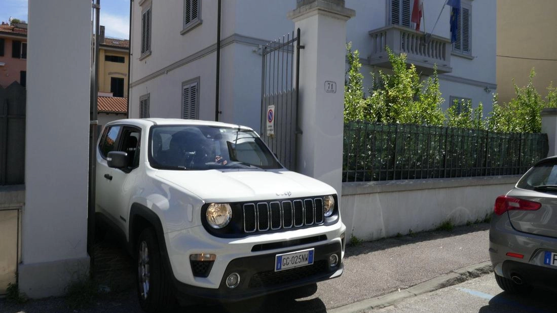 eri mattina Guardia di finanza e Digos nella sede della loggia Sagittario in via Lazzerini eri mattina Guardia di finanza e Digos nella sede della loggia Sagittario in via Lazzerini