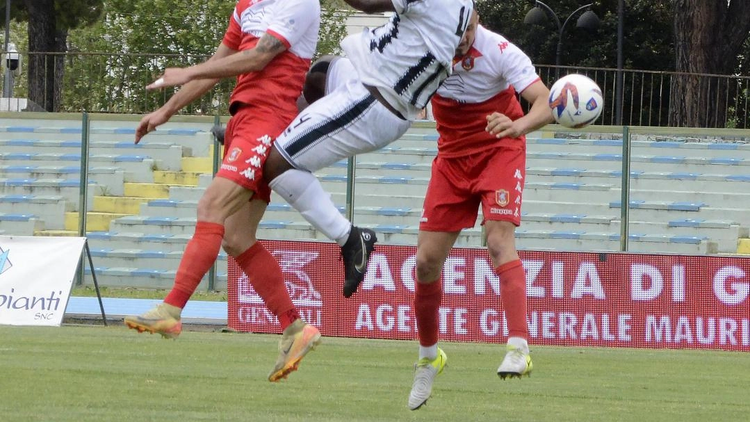 Il gol che porta in vantaggio il Grosseto con il colpo di testa dell’esperto Dierna Il gol che porta in vantaggio il Grosseto con il colpo di testa dell’esperto Dierna